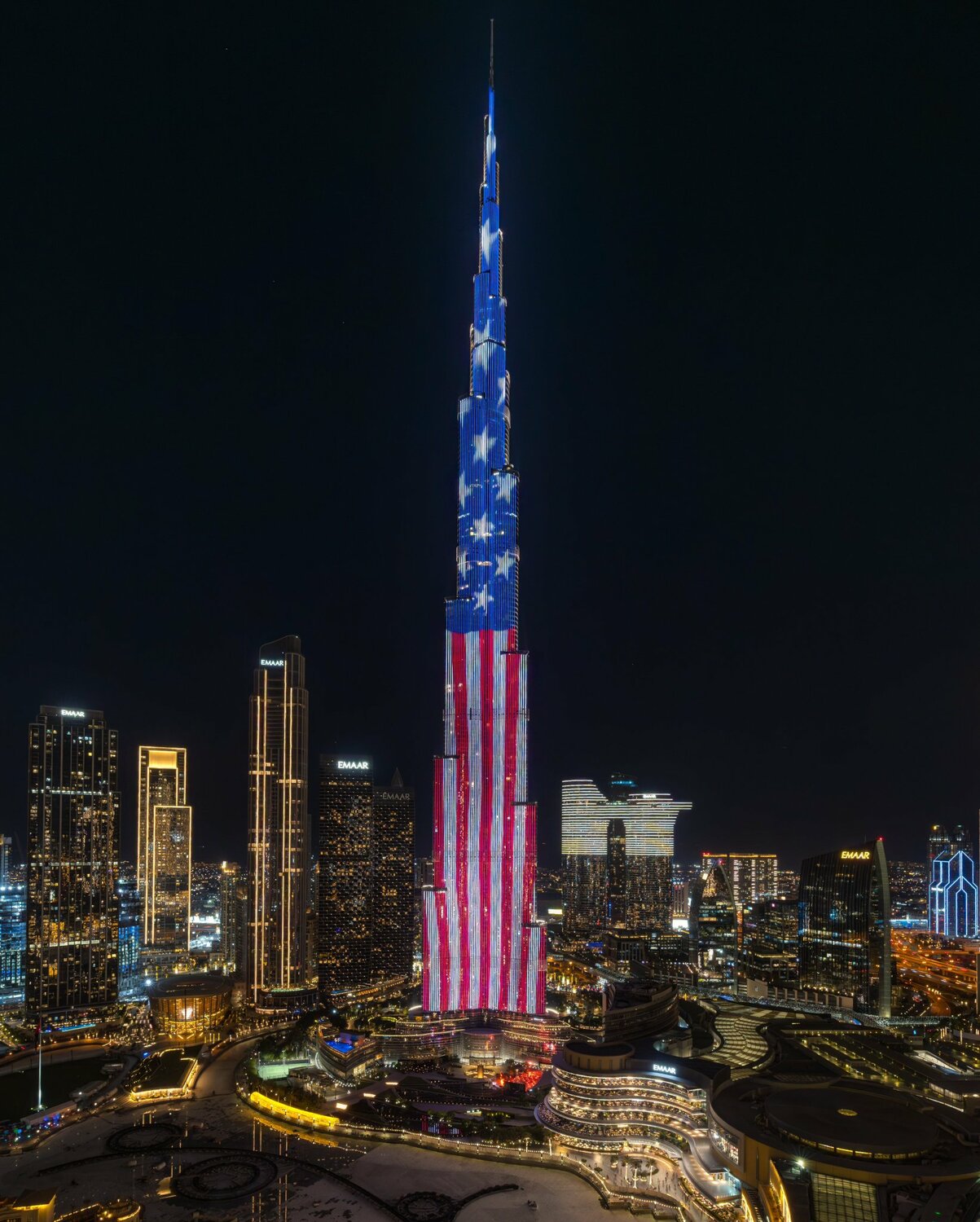 BREAKING: The world’s tallest building, Burj Khalifa, in Dubai just lit up in the American 🇺🇸 flag on the occasion of President Trump’s visit tonight