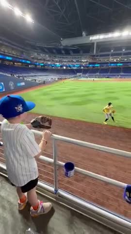 Paul Skenes plays catch with a young fan, and creates a lifetime memory